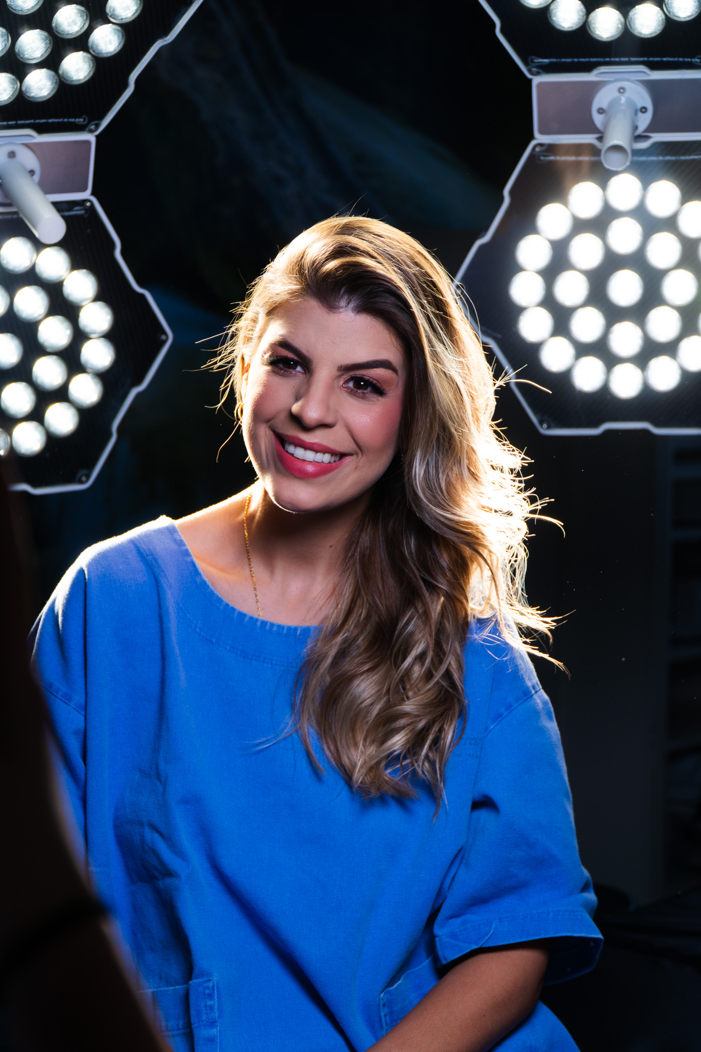 Retrato profissional com roupa azul e iluminação ao fundo